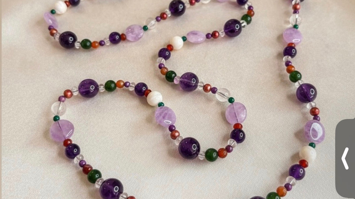 LOVEBEAD PURPLE SPLASH – unika halskæde med ametyst, perlemor og ferskvandsperler