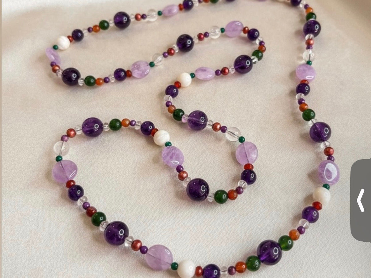 LOVEBEAD PURPLE SPLASH – unika halskæde med ametyst, perlemor og ferskvandsperler