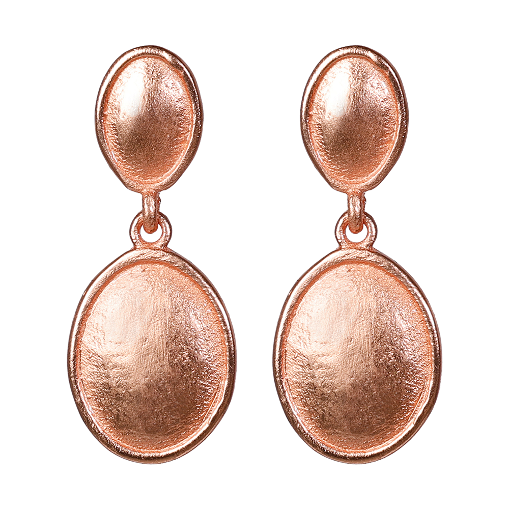 Klassiske ørestikkere i rosa forgyldt sterlingsølv. Det tidsløse look gør denne ørestik nem at style både til festlige lejligheder og hverdags outfit. En enkel smuk ørering der kan bæres til alt.
Alle vores smykker er designet af Mai Manniche og lavet