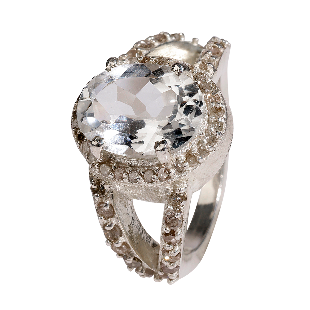 omringet af funklende diamanter. Det fine æstetiske udtryk understøttes af det lyse sterlingsølv. Ringen kan bæres til både hverdag og fest.
Noble Allure ringen måler i toppen: 2