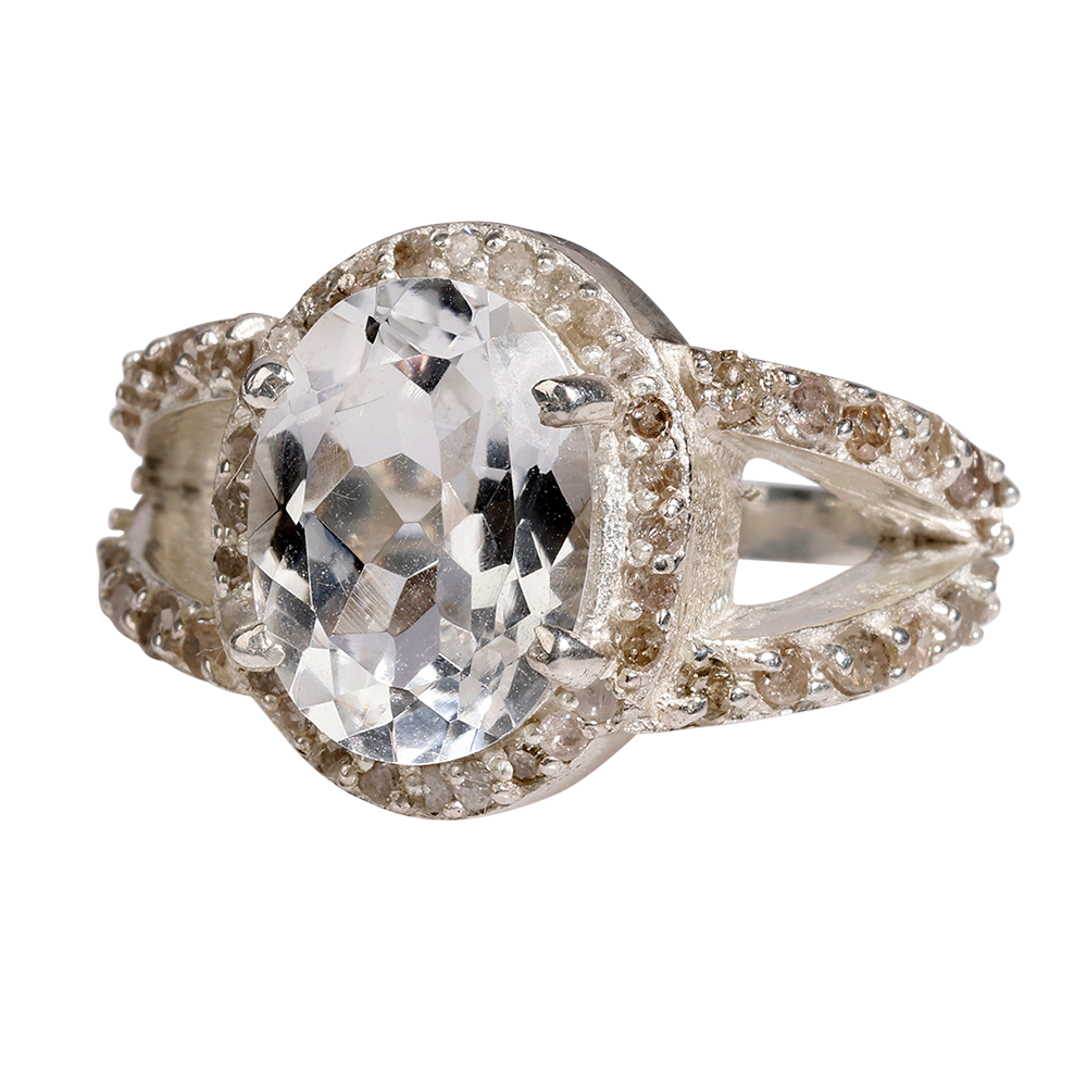 En meget elegant ring med en smuk hvid topas ædelsten, omringet af funklende diamanter. Det fine æstetiske udtryk understøttes af det lyse sterlingsølv. Ringen kan bæres til både hverdag og fest.
Noble Allure ringen måler i toppen: 2,0 cm x 1,0 cm.