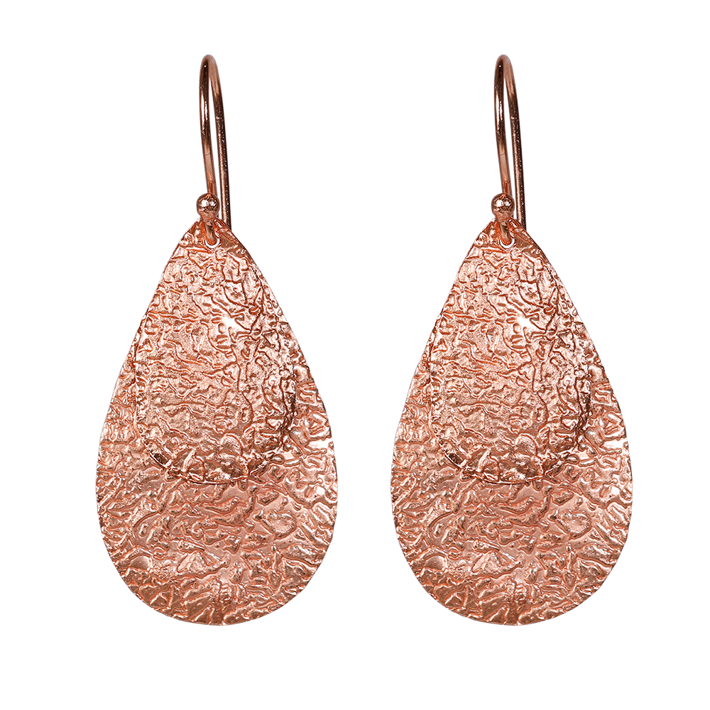Queen Pear er et sæt flotte øreringe i rosaforgyldt sterlingsølv med flade vedhæng i let banket overflade, der giver øreringene en flot struktur og en rå kant. Øreringene er lette at bære og er perfekt til en aften i byen, eller hvis hverdags-outfittet sk