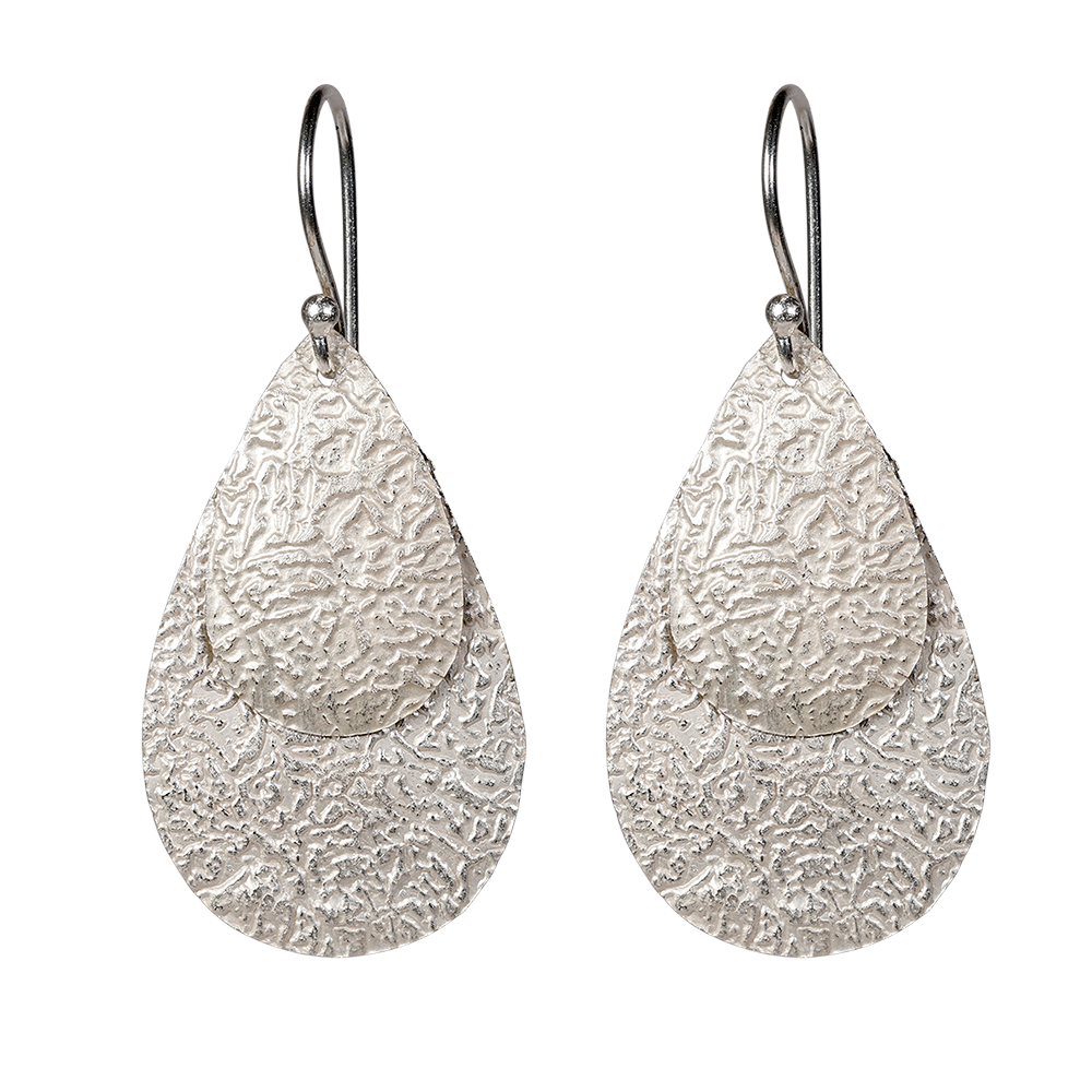 Queen Pear er et sæt flotte øreringe i sort sterlingsølv med flade vedhæng i let banket overflade, der giver øreringene en flot struktur og en rå kant. Øreringene er lette at bære og er perfekt til en aften i byen, eller hvis hverdags-outfittet skal pifte