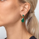 Skønne dråbeøreringe i 24 karat forgyldt sterlingsølv med grøn onyx ædelsten.
Alle vores smykker er designet af Mai Manniche og lavet med kærlighed i ægte ædelsten og ædelmetal.