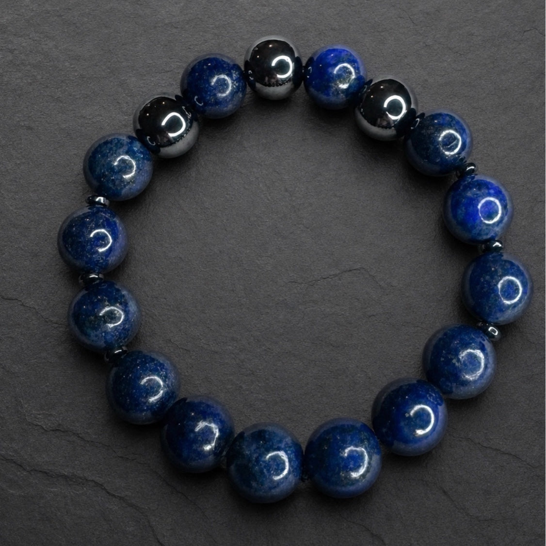 MEN 05 – Herrearmbånd med lapis lazuli og hæmatit ædelsten
