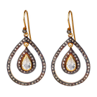 Noble Diva White øreringe med hvid topas ædelsten og diamanter i et mix af 24 kt. forgyldt sterlingsølv og sort sterlingsølv for et smukt og anderledes udtryk
Smukke, dråbeformede hoops med single-cut diamanter og en smuk citrin i midten. En meget klæd