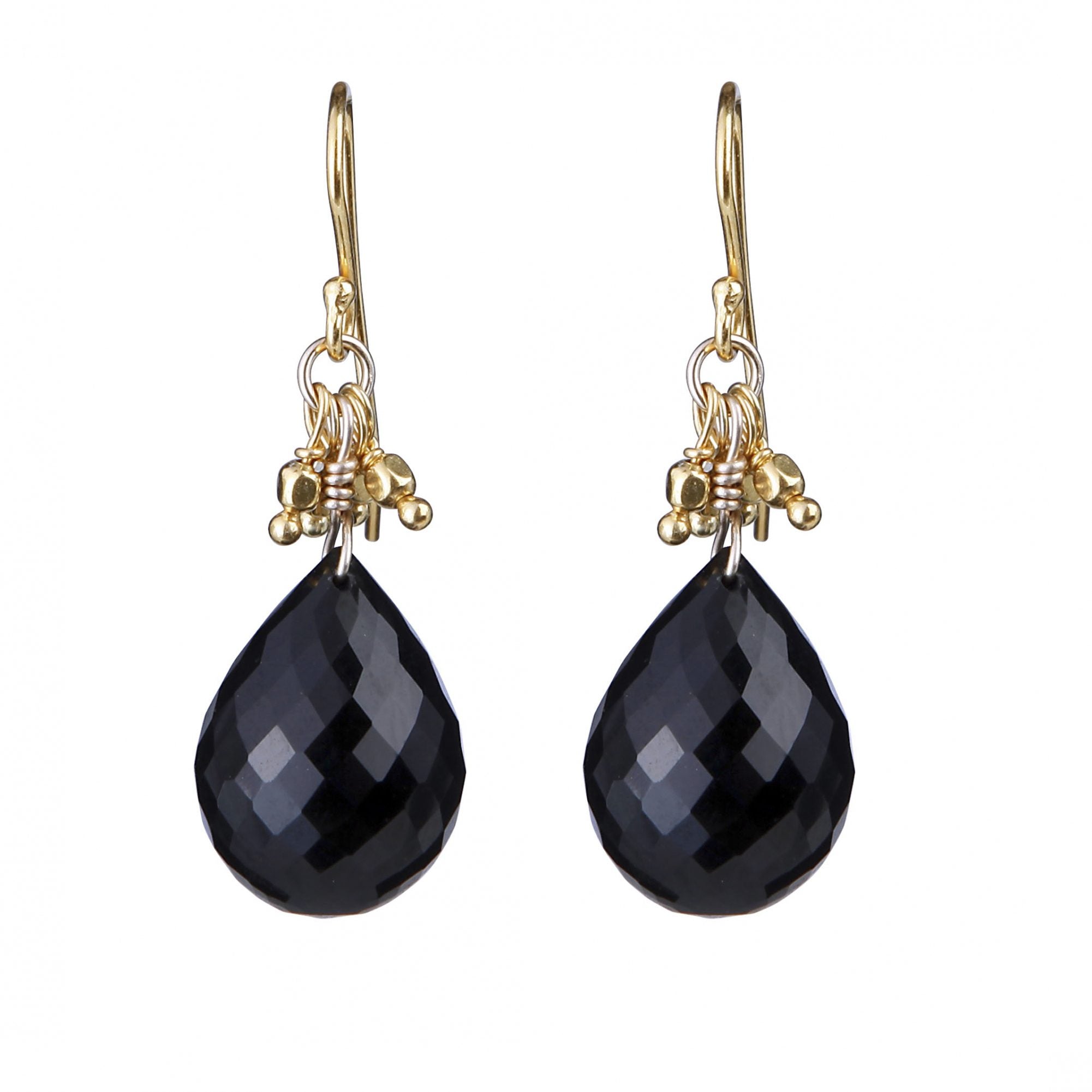 Guldbeklædte sorte onyx dråber - til hverdag og fest. Smukke onyx dråbeformet ædelsten pyntet med små guldkugler skaber et smukt par øreringe, der kan bruges til et væld af lejligheder.
Smykkedesign i de fineste ædelmetaller og ædelsten, designet af Ma