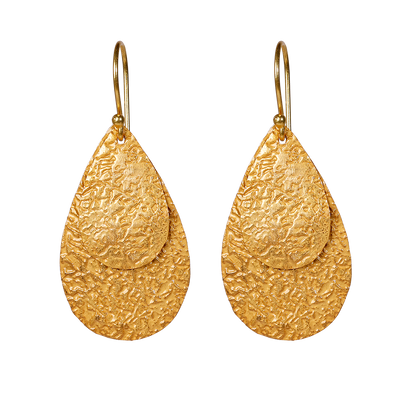 Queen Pear er et sæt flotte øreringe i 24kt. forgyldt sterlingsølv med flade vedhæng i let banket overflade, der giver øreringene en flot struktur og en rå kant. Øreringene er lette at bære og er perfekt til en aften i byen, eller hvis hverdags-outfittet 