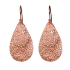 Queen Pear er et sæt flotte øreringe i rosaforgyldt sterlingsølv med flade vedhæng i let banket overflade, der giver øreringene en flot struktur og en rå kant. Øreringene er lette at bære og er perfekt til en aften i byen, eller hvis hverdags-outfittet sk