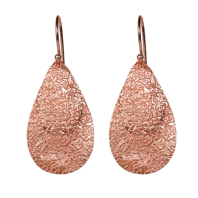 Queen Pear er et sæt flotte øreringe i rosaforgyldt sterlingsølv med flade vedhæng i let banket overflade, der giver øreringene en flot struktur og en rå kant. Øreringene er lette at bære og er perfekt til en aften i byen, eller hvis hverdags-outfittet sk