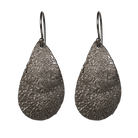 Queen Pear er et sæt flotte øreringe i sort sterlingsølv med flade vedhæng i let banket overflade, der giver øreringene en flot struktur og en rå kant. Øreringene er lette at bære og er perfekt til en aften i byen, eller hvis hverdags-outfittet skal pifte