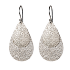Queen Pear er et sæt flotte øreringe i sort sterlingsølv med flade vedhæng i let banket overflade, der giver øreringene en flot struktur og en rå kant. Øreringene er lette at bære og er perfekt til en aften i byen, eller hvis hverdags-outfittet skal pifte