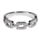 Sequence ring er virkelig elegant og rummer hele 0.30 carat Top Wesselton brillianter i den smukkeste ramme af 18kt. hvidguld. 
Designet er virkelig æstetisk og kan både bæres til galla og fest, men også til casual wear, hvis man ønsker lidt spræl. De 
