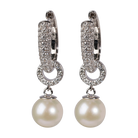 Stardust Pearls øreringe med 0.40 carat Top Wesselton brillanter og en smuk perle i 18 karat hvidguld. Perfekte til både hverdagsbrug og ved elegante lejligheder.
Stardust Pearls øreringe måler: selve hoopen er 13 mm lang og med perlen er den 28 mm

