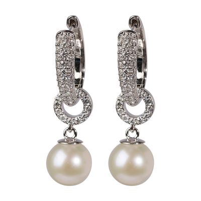 Stardust Pearls øreringe med 0.40 carat Top Wesselton brillanter og en smuk perle i 18 karat hvidguld. Perfekte til både hverdagsbrug og ved elegante lejligheder.
Stardust Pearls øreringe måler: selve hoopen er 13 mm lang og med perlen er den 28 mm

